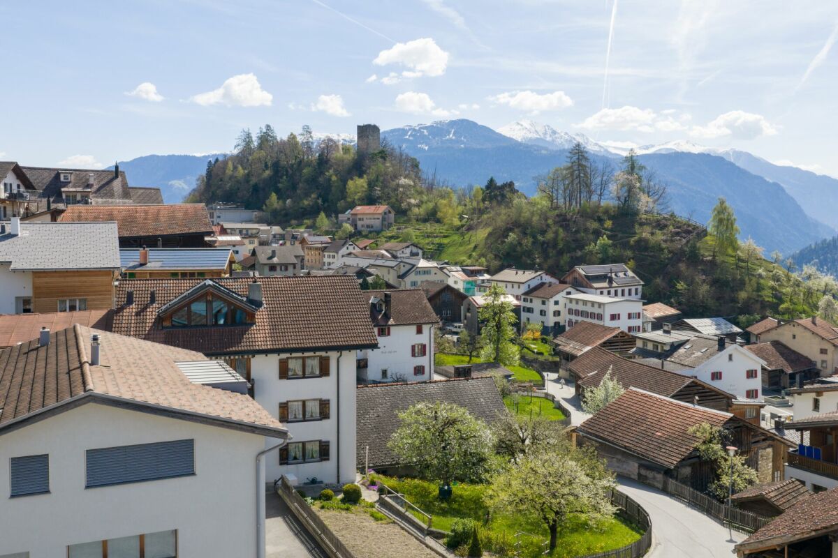 Alpines Dorf mit Bergpanorama