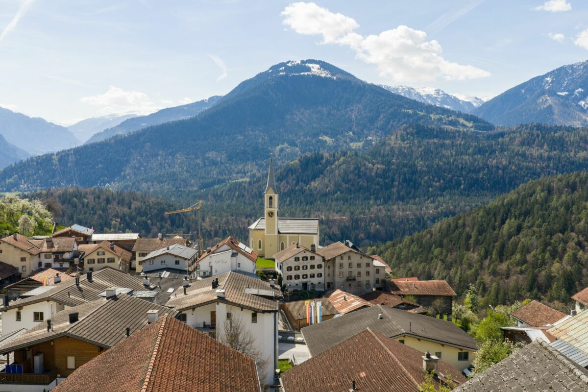 Alpendorf mit Bergpanorama