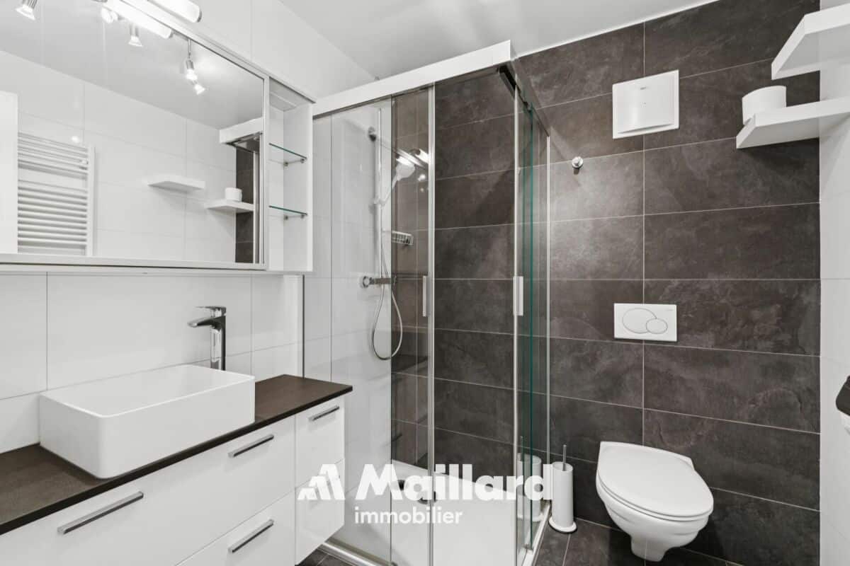 Modernes Badezimmer mit begehbarer Dusche und dunkler Akzentwand