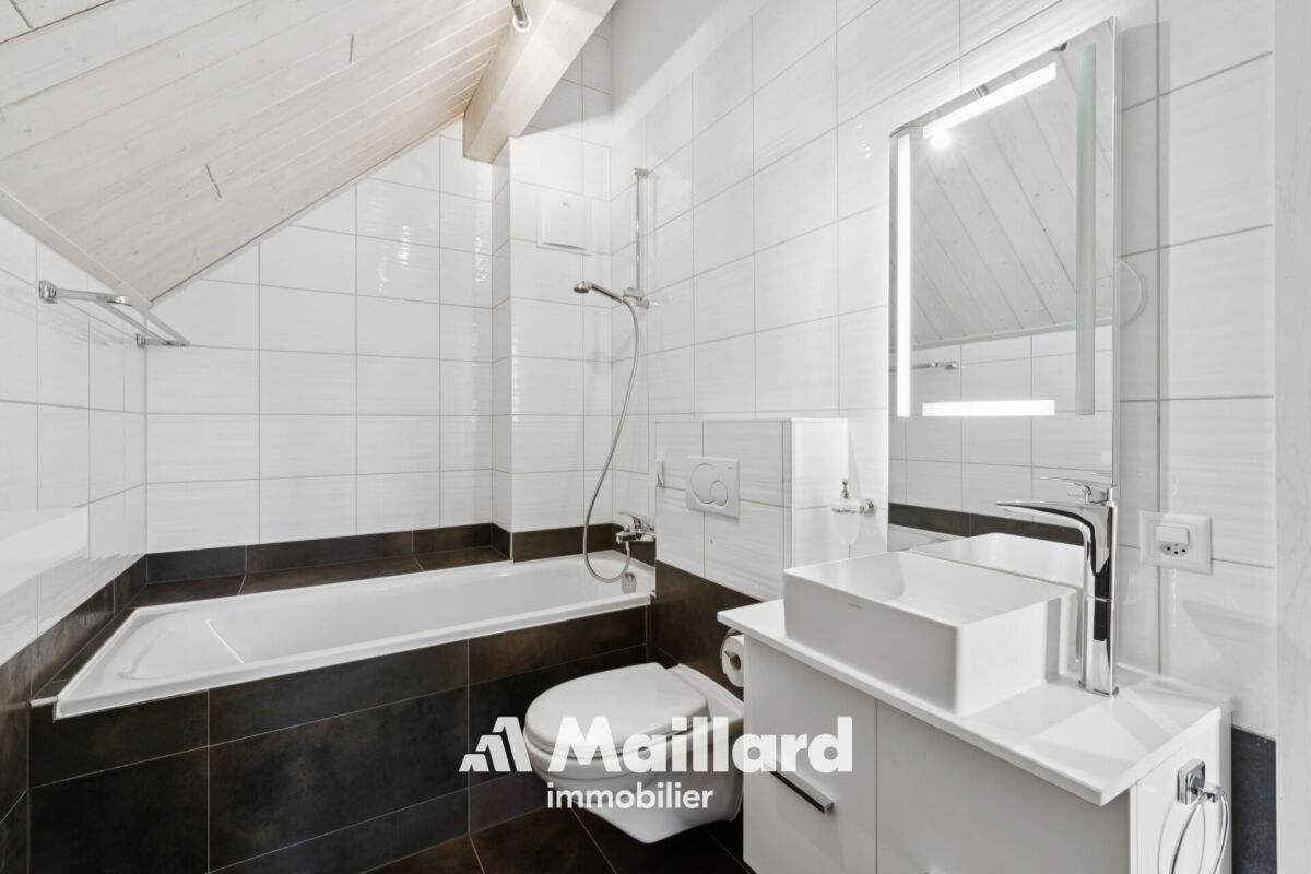 Modernes Badezimmer mit Badewanne und Waschtisch