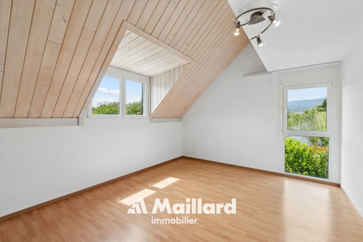 Helles Dachzimmer mit Holzdecke
