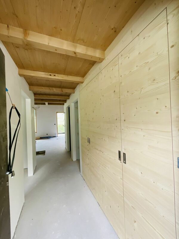 Unrenovierter Flur mit Holzbalkendecke