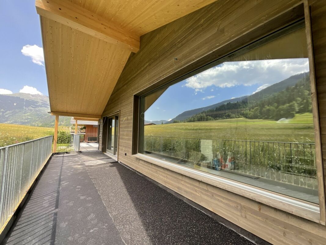 Balkon mit Berg- und Talblick