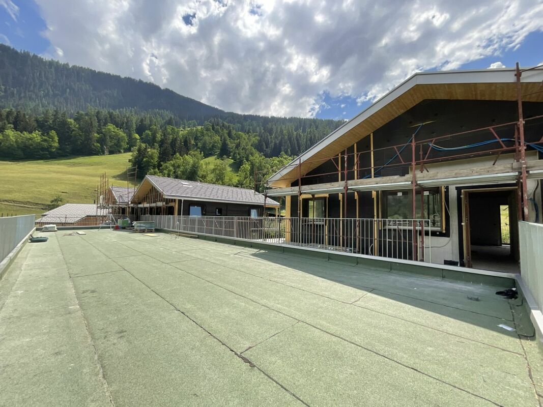 Dachterrasse mit Bergblick und Bauzustand