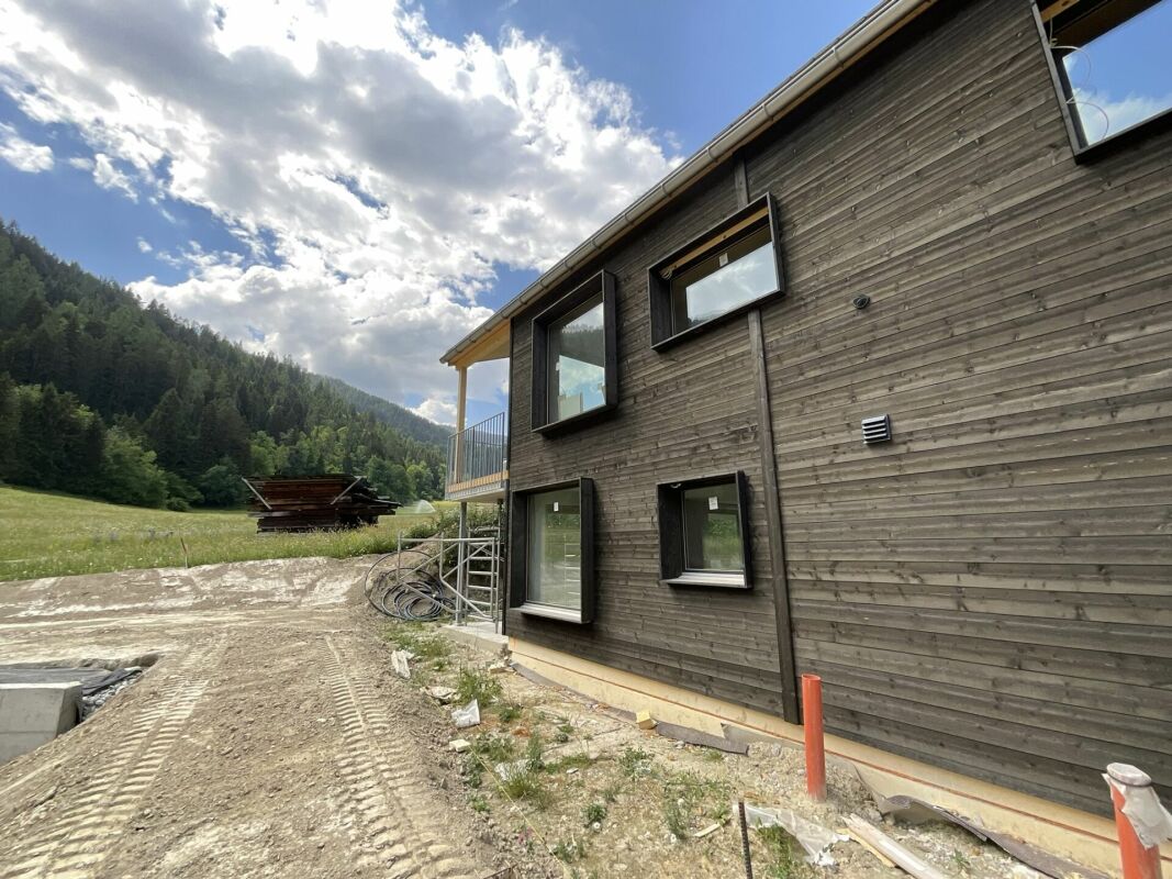 Holzhaus in alpiner Landschaft