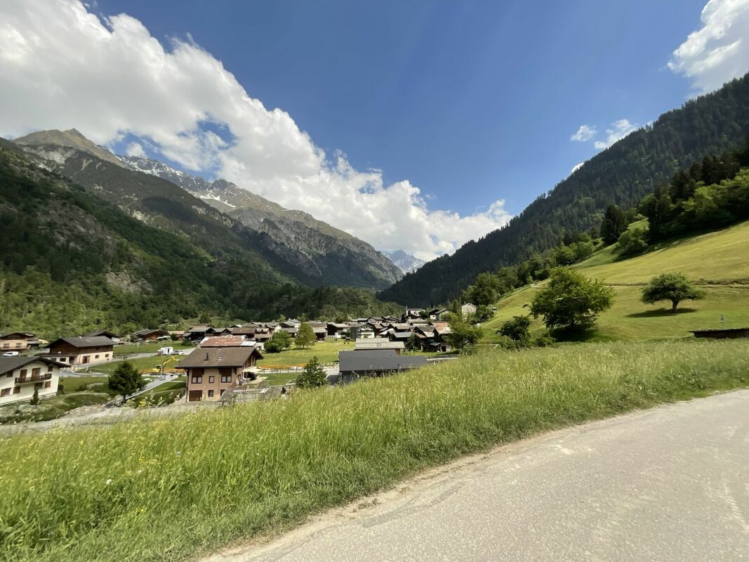 Alpines Tal mit Bergdorf