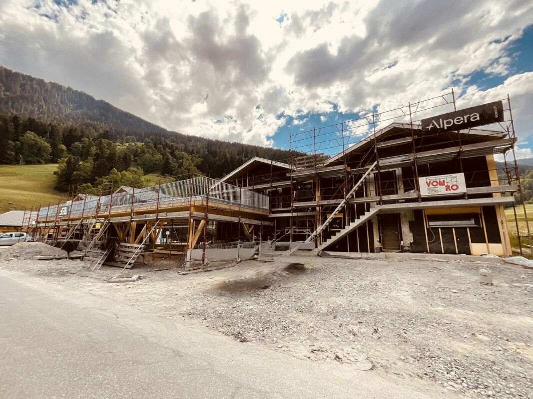 Bau- und Gerüstansicht eines alpinen Gebäudes