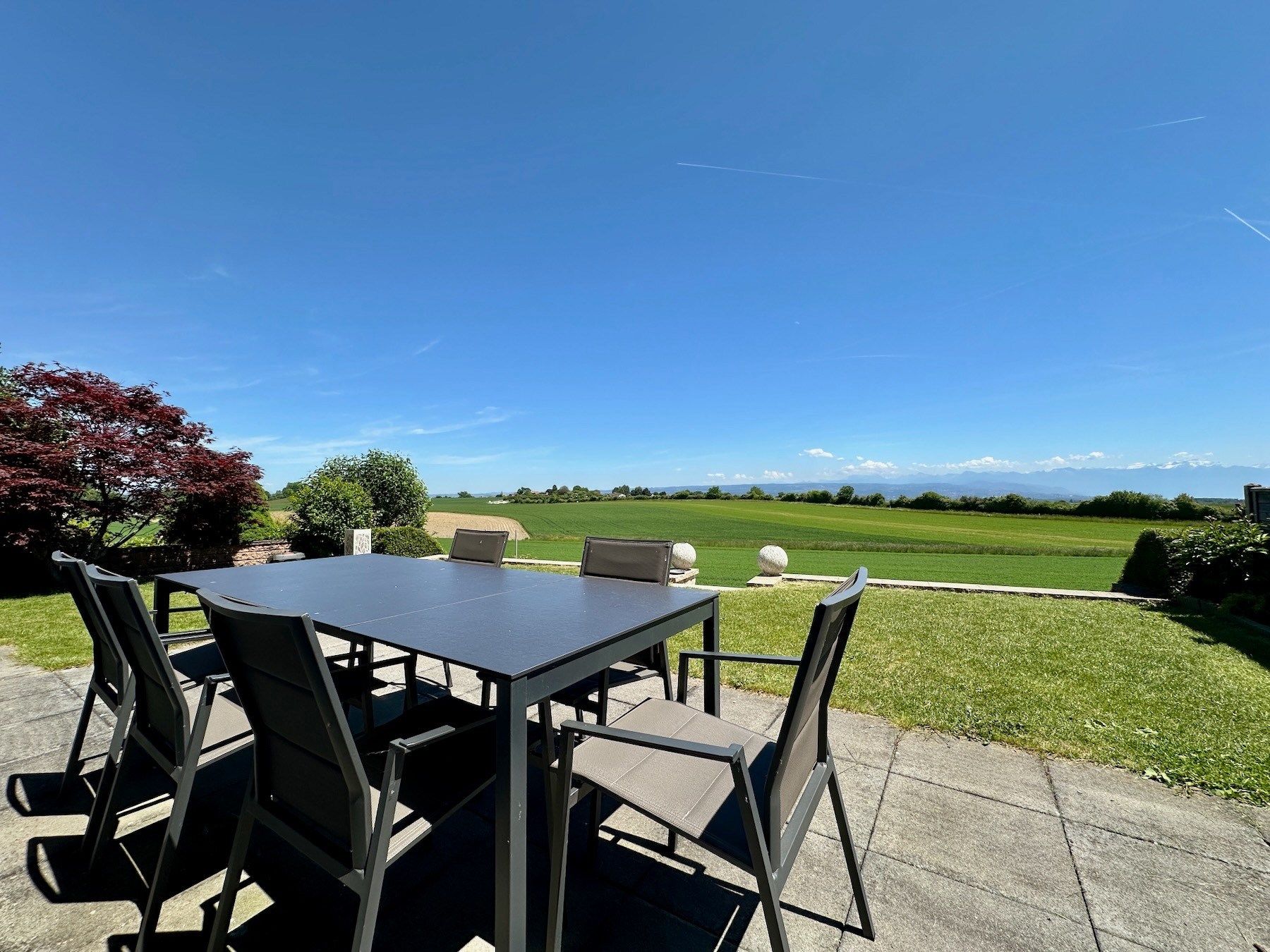Terrasse mit Esstisch und weitem Landschaftsblick