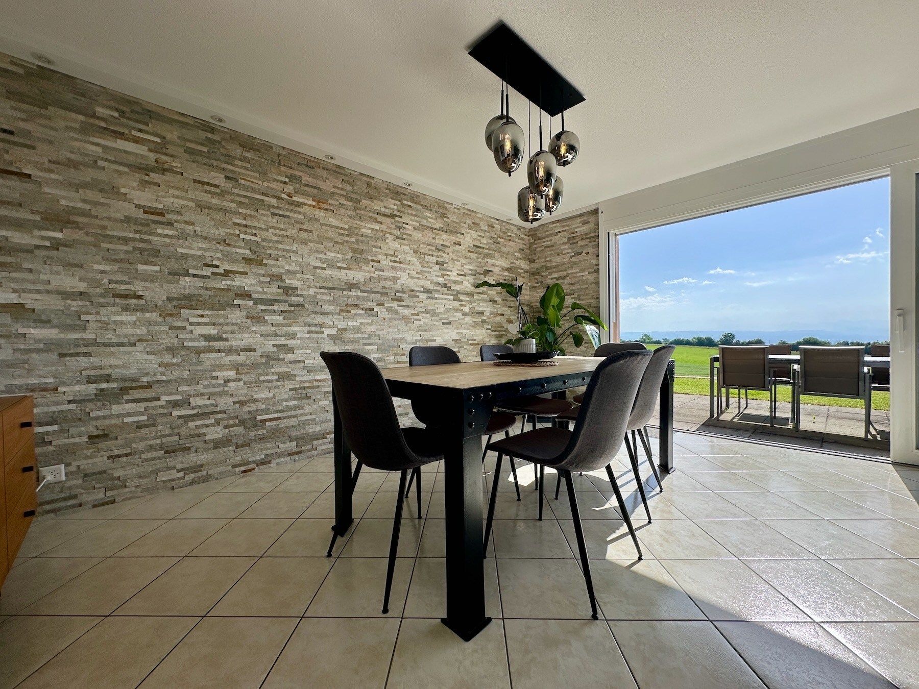 Heller Essbereich mit Terrasse und Ausblick