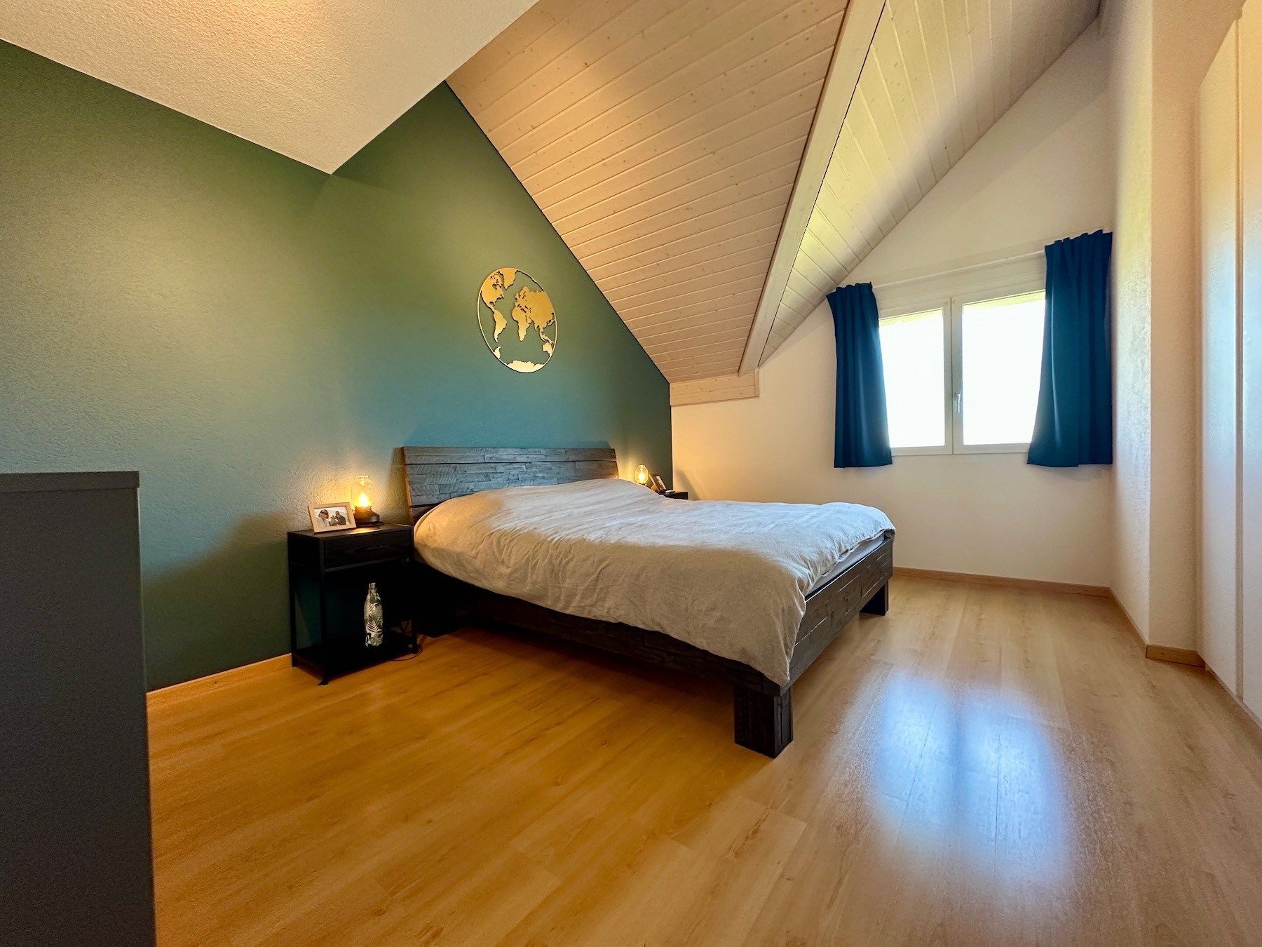 Dachgeschoss-Schlafzimmer mit zwei Schrägen