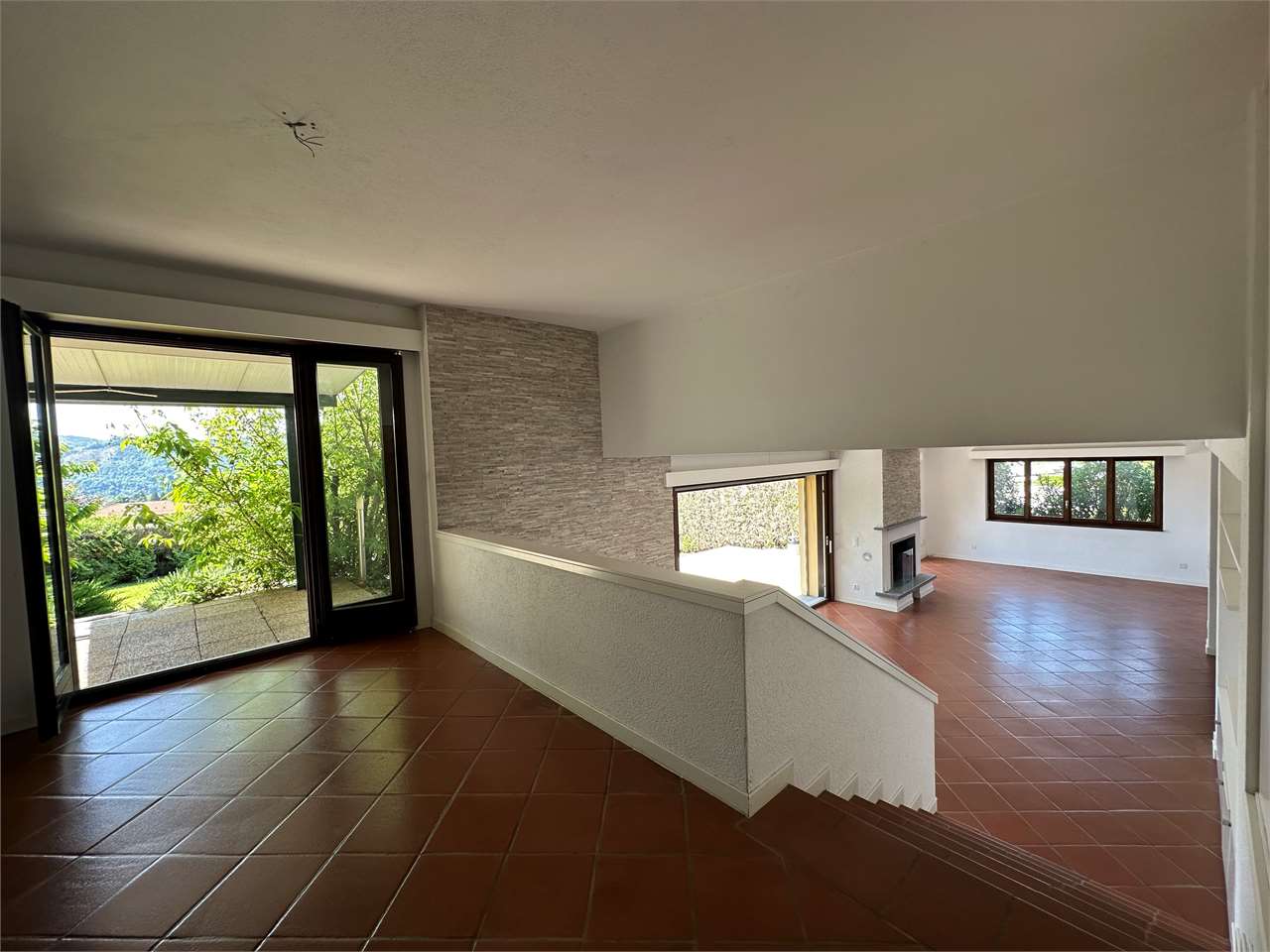 Treppenbereich mit offenem Wohnraum und Gartenblick