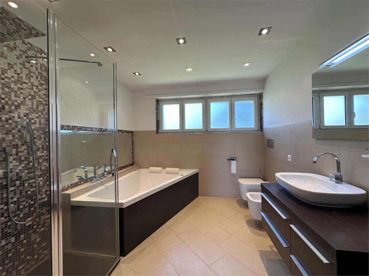 Modernes Badezimmer mit Badewanne und Doppelwaschbereich