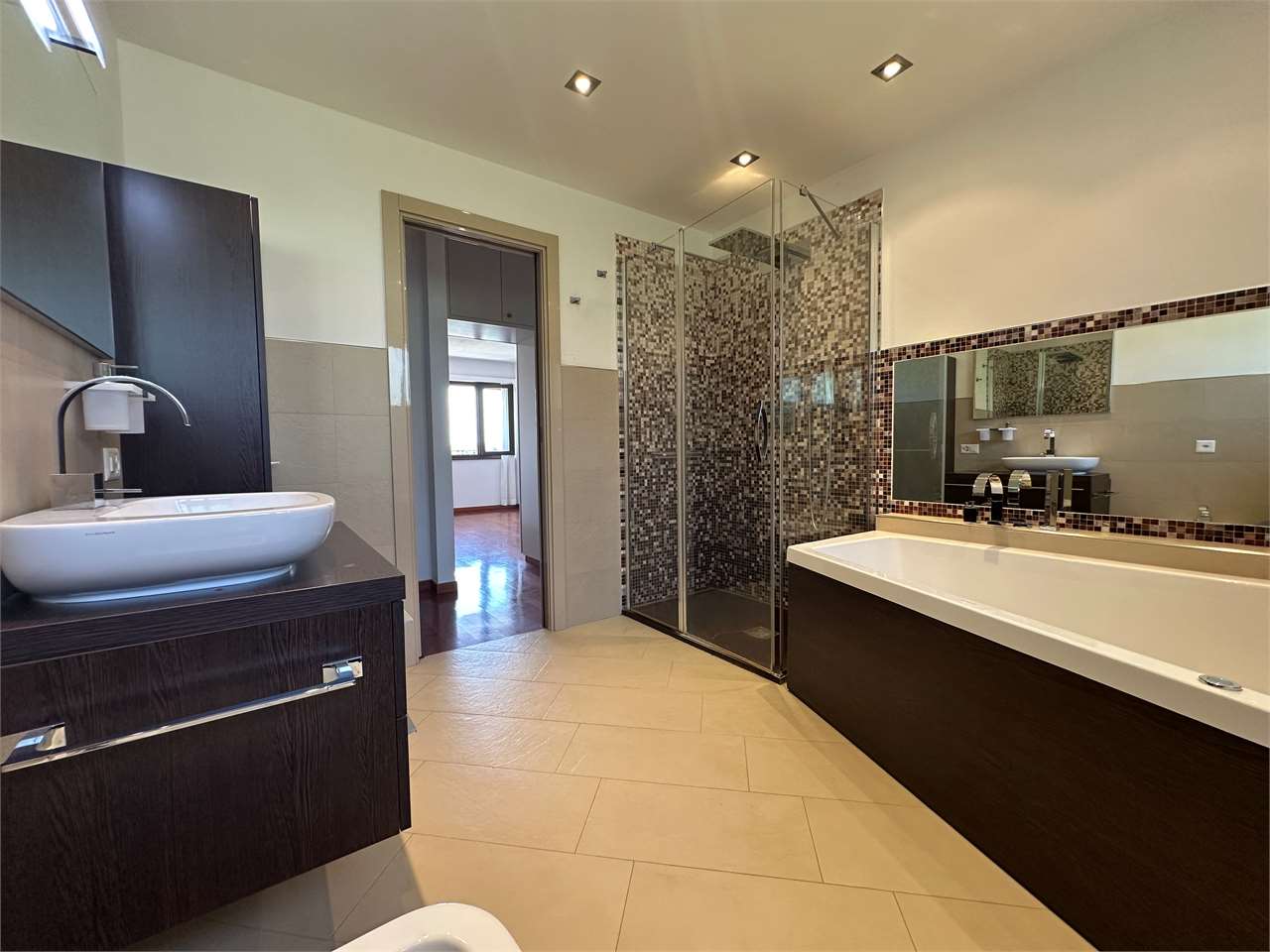 Modernes Badezimmer mit Dusche und Badewanne