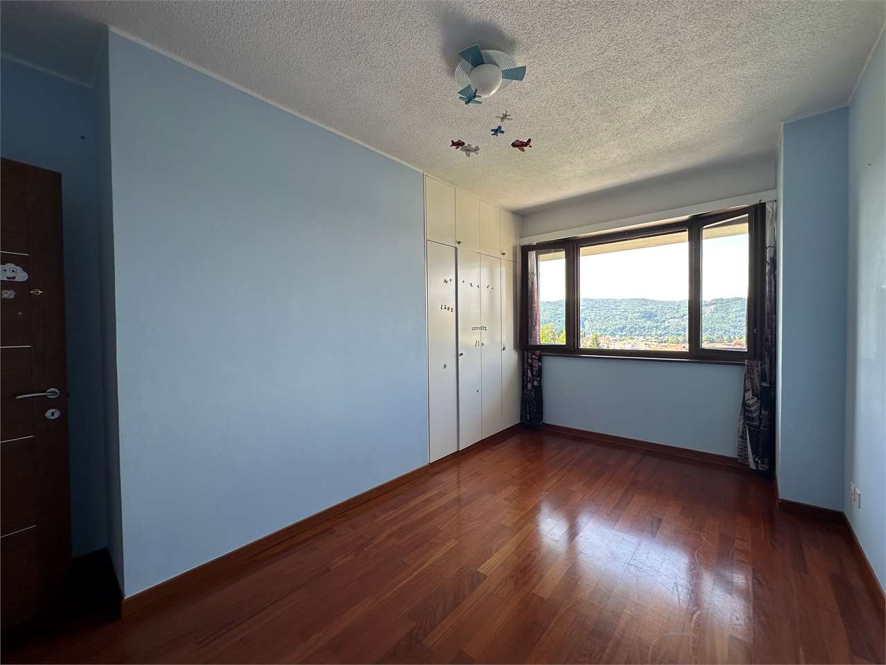 Helles Schlafzimmer mit Bergblick