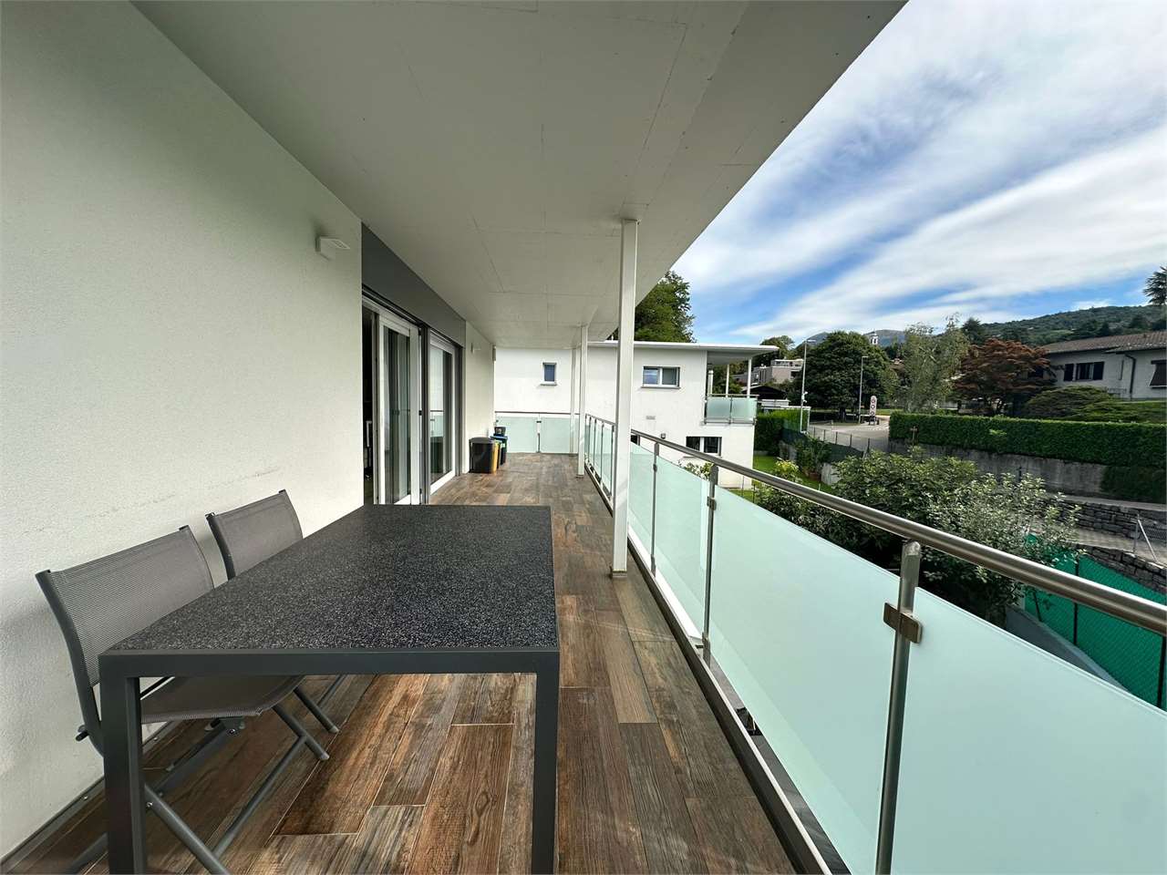 Balkon mit Essbereich und Glasgeländer
