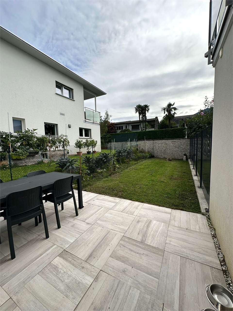 Garten- und Terrassenbereich eines modernen Hauses
