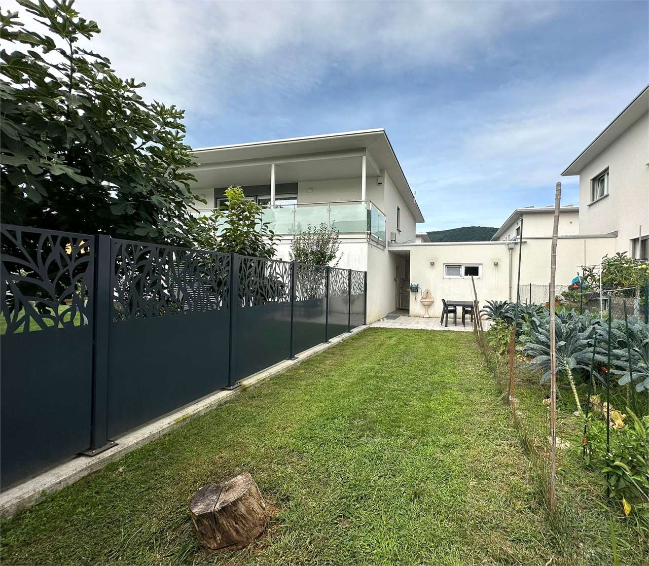 Moderner Garten mit Wohnhaus und Terrasse