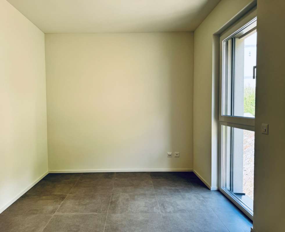 Leerer Raum mit Fliesenboden und Fenster