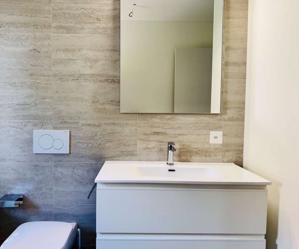 Modernes Badezimmer mit Waschbecken und WC