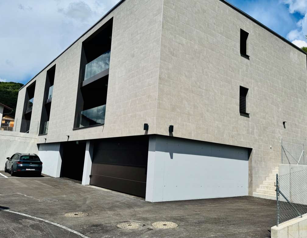Modernes Wohngebäude mit Tiefgarage