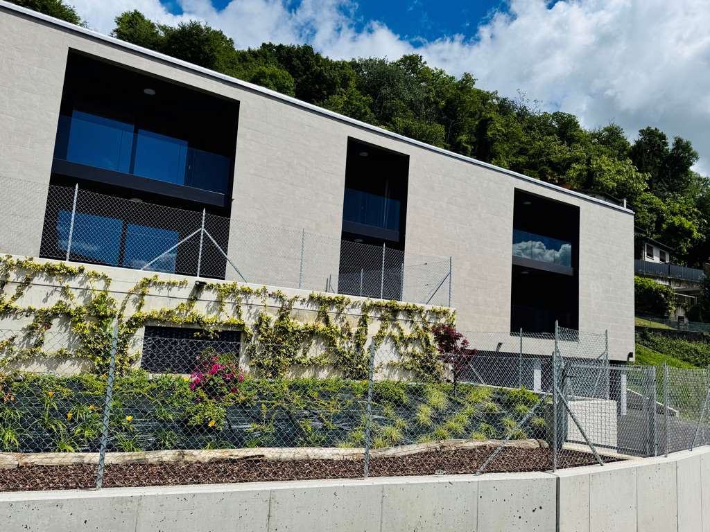 Moderne Außenansicht eines Hanghauses