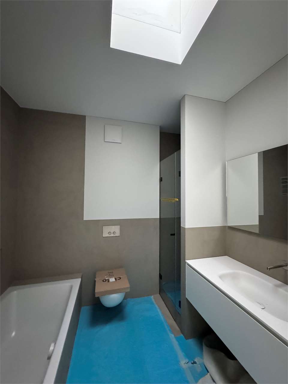 Modernes Badezimmer mit Badewanne, Dusche und Waschtisch