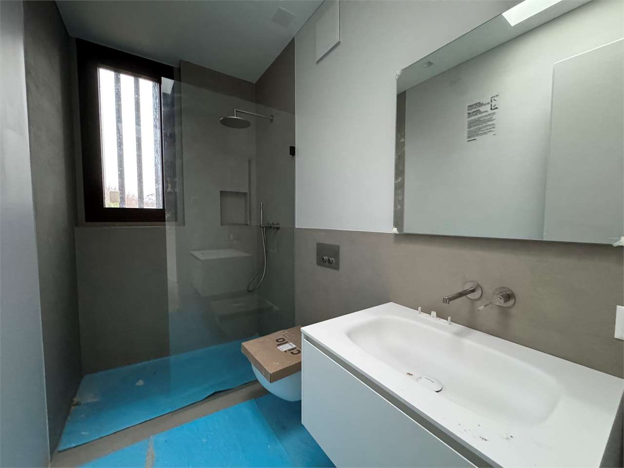 Modernes Badezimmer mit Waschtisch und Duschbereich