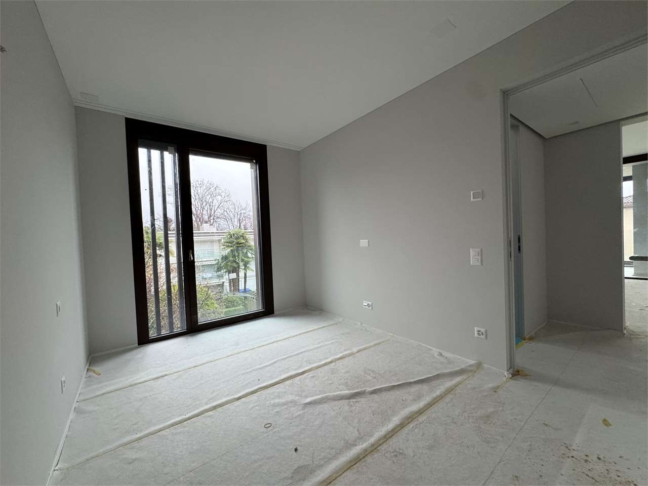 Leerer, modern wirkender Innenraum mit großem Fenster