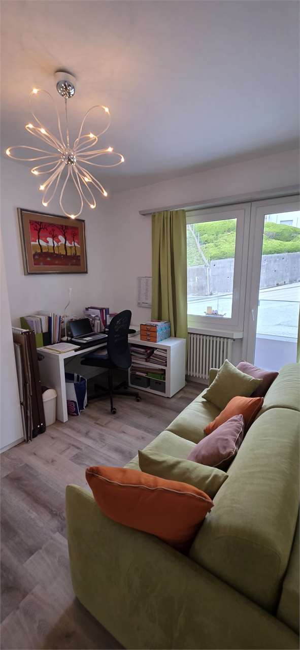 Wohnzimmer mit Homeoffice-Ecke