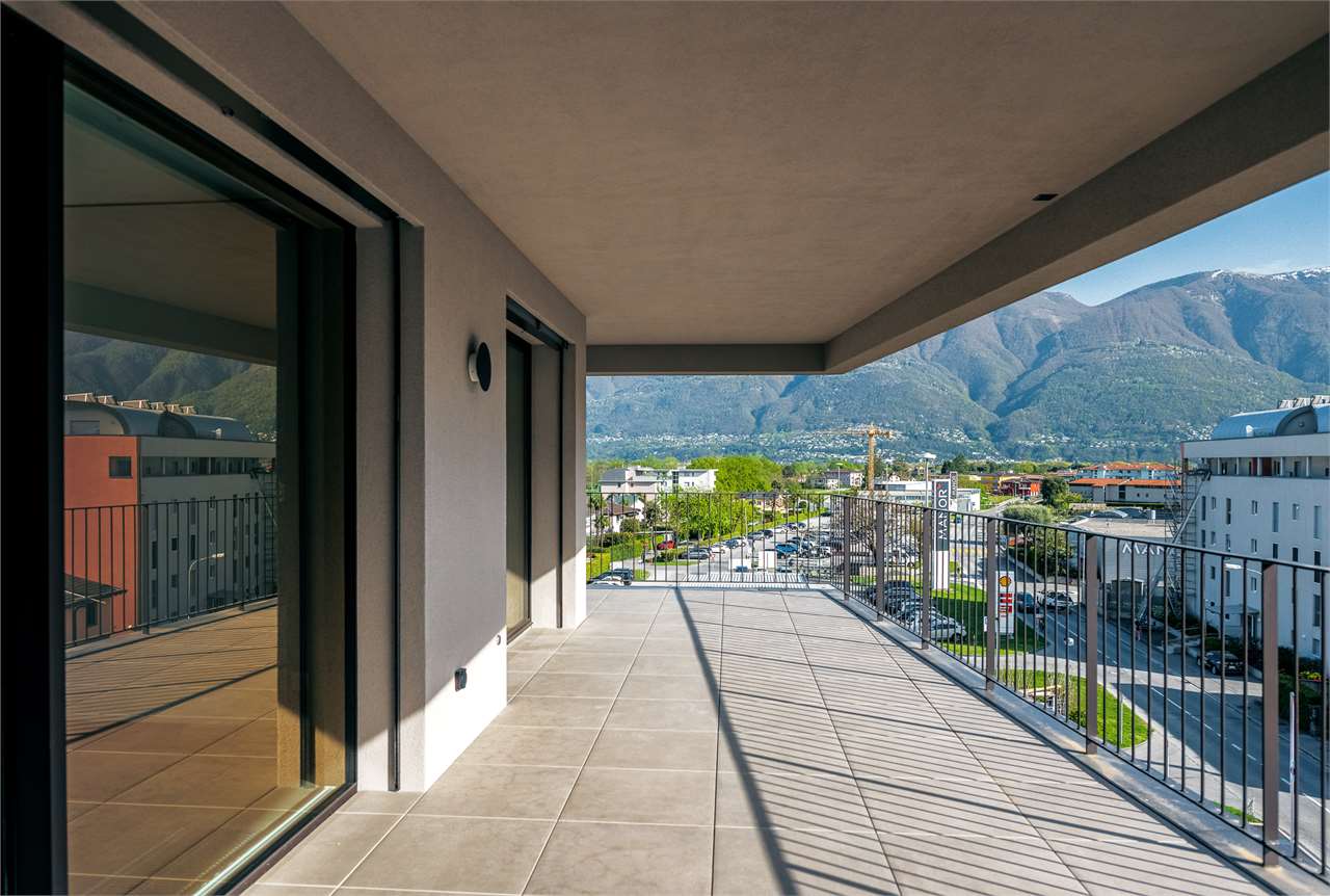 Große moderne Terrasse mit Bergblick