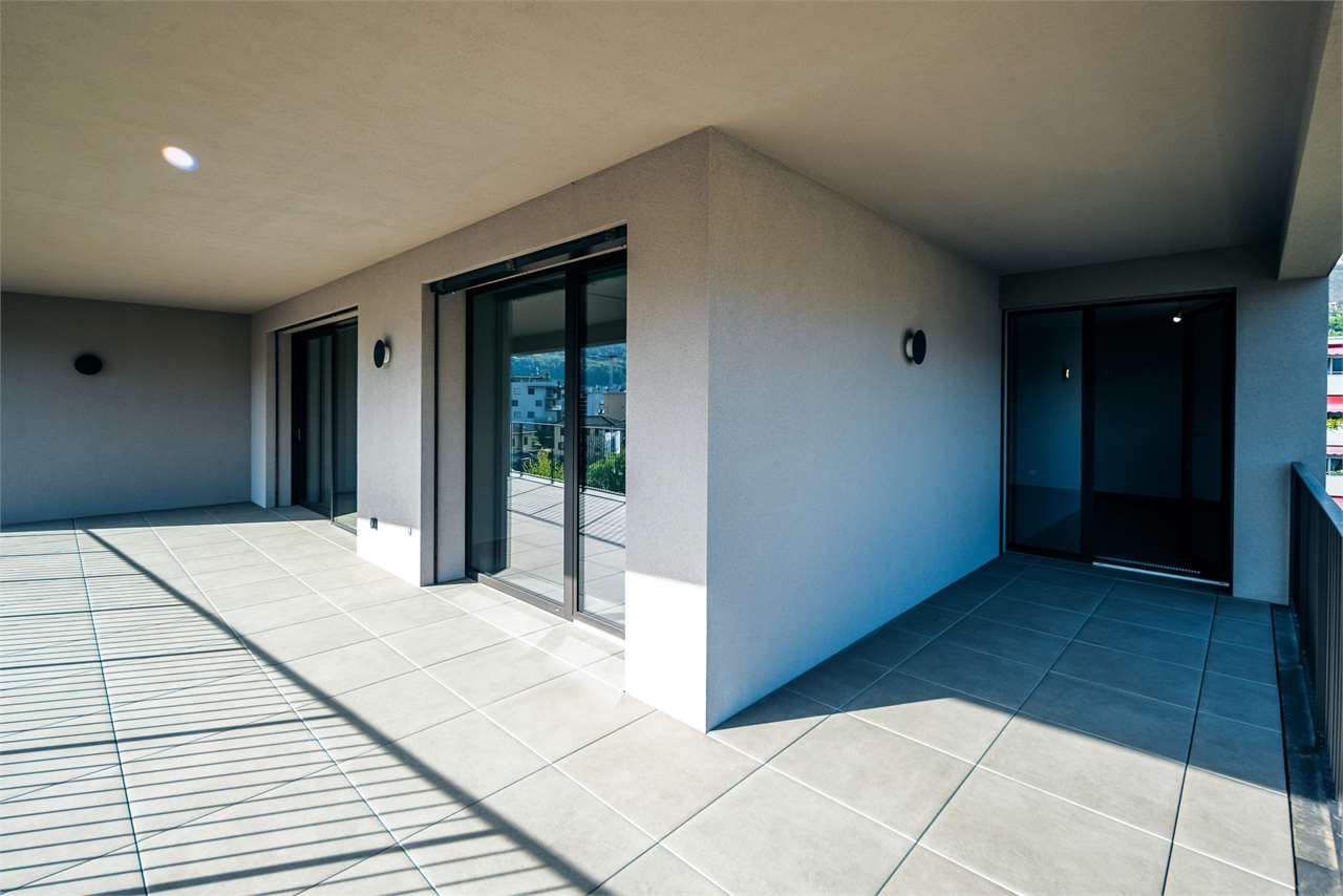 Überdachte Terrasse mit Schiebetüren