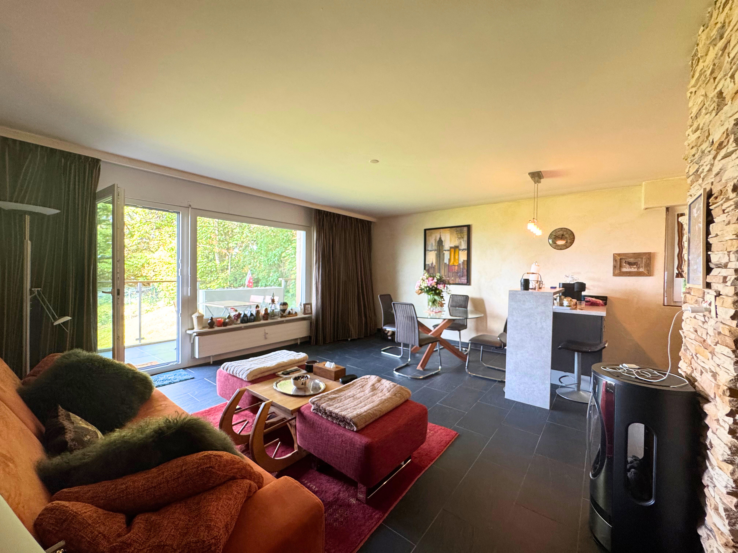 Modernes Wohnzimmer mit Zugang zur Terrasse