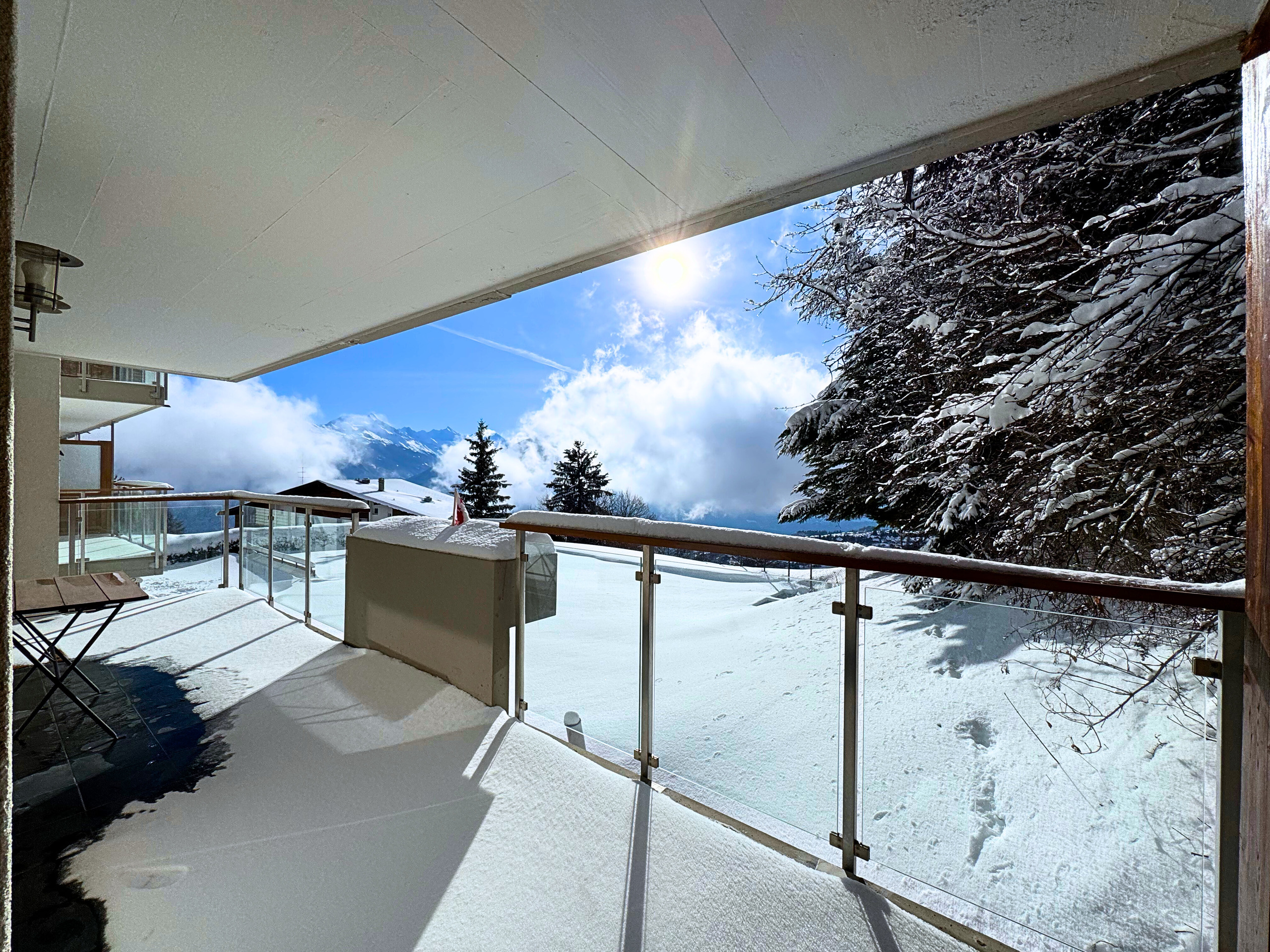 Balkon mit Berg- und Schneeblick