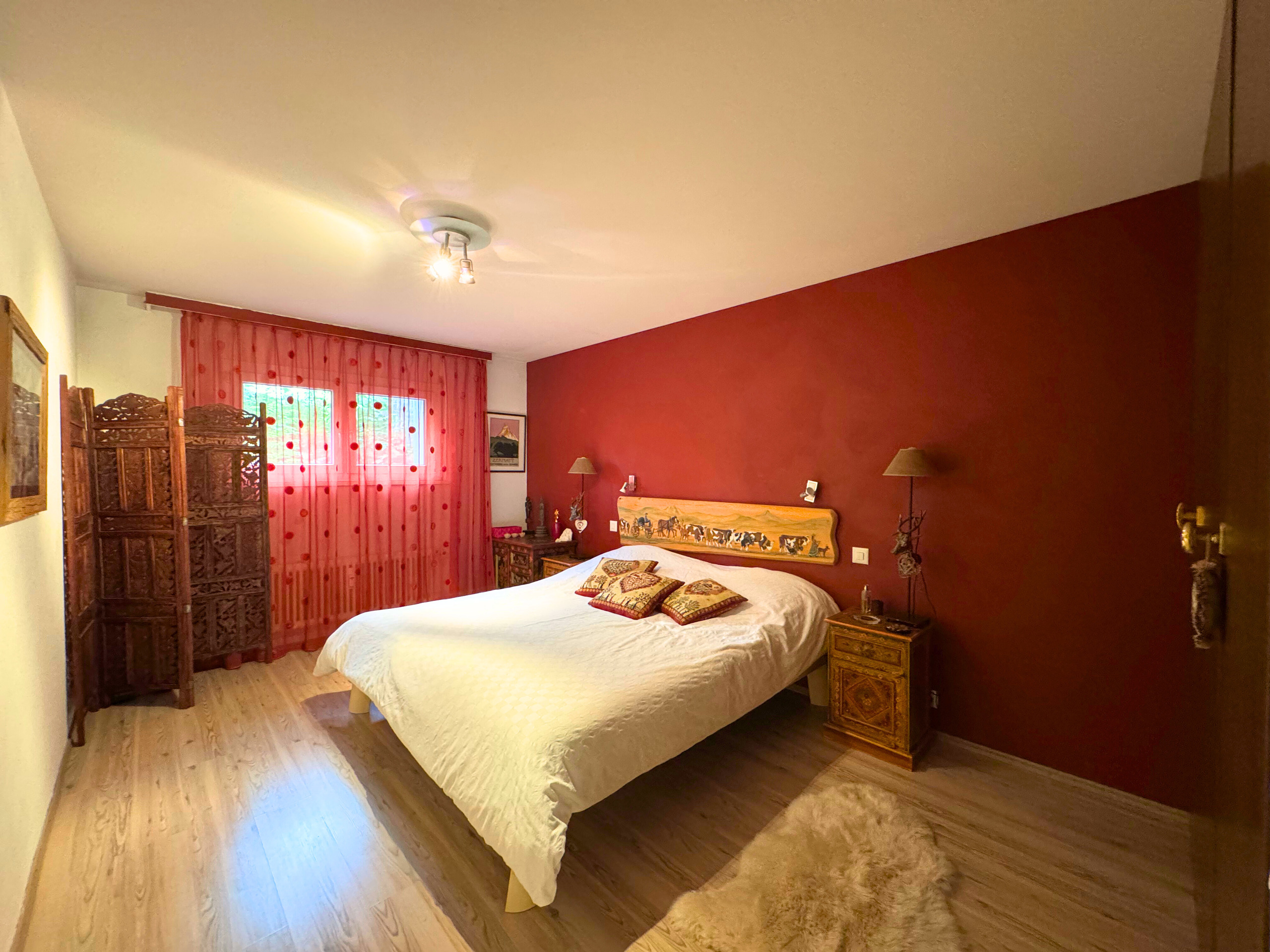 Schlafzimmer mit roter Akzentwand