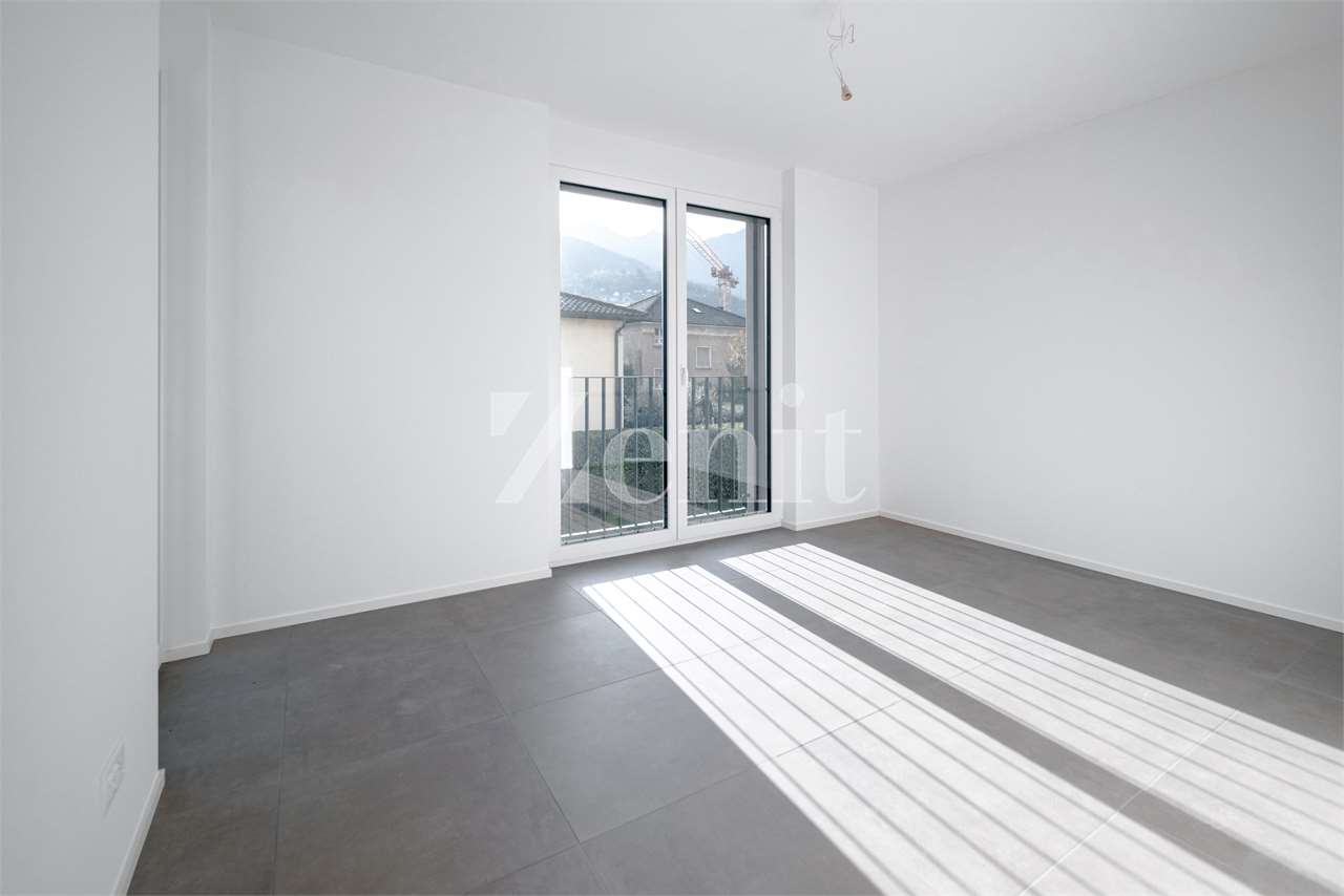 Heller leerer Raum mit Balkonfenster