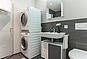 Modernes Badezimmer mit Waschmaschine und Trockner