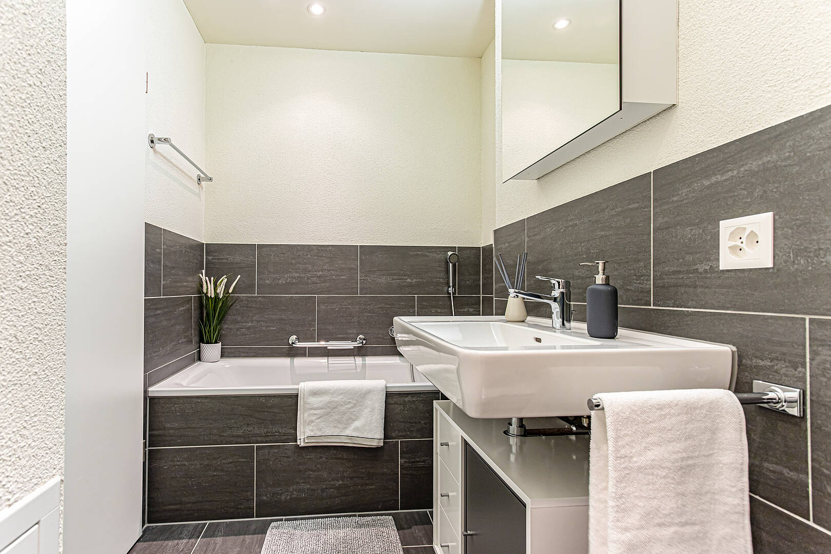 Modernes Badezimmer mit Badewanne und Waschbecken