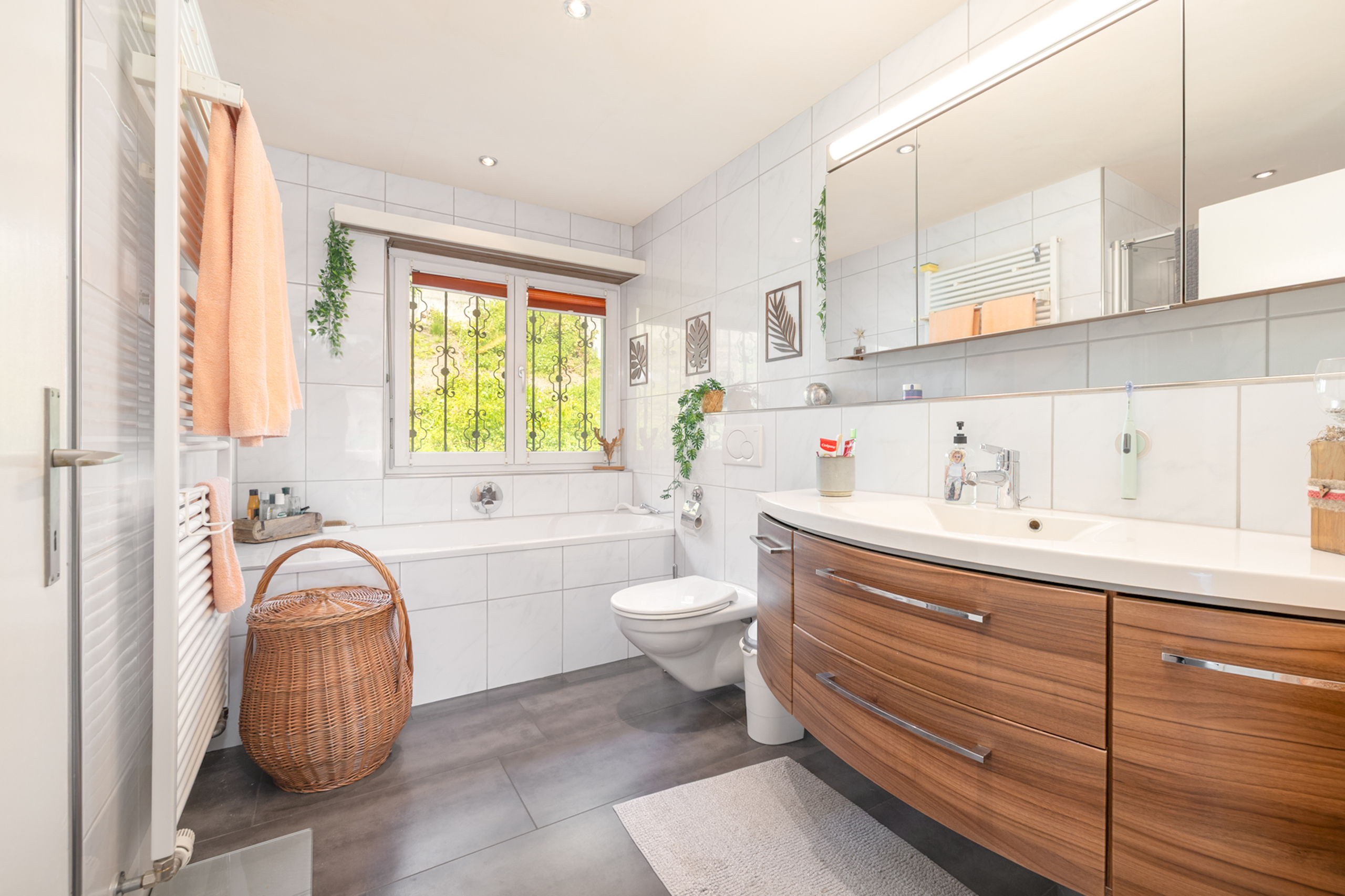 Modernes Badezimmer mit Badewanne und Holzwaschtisch