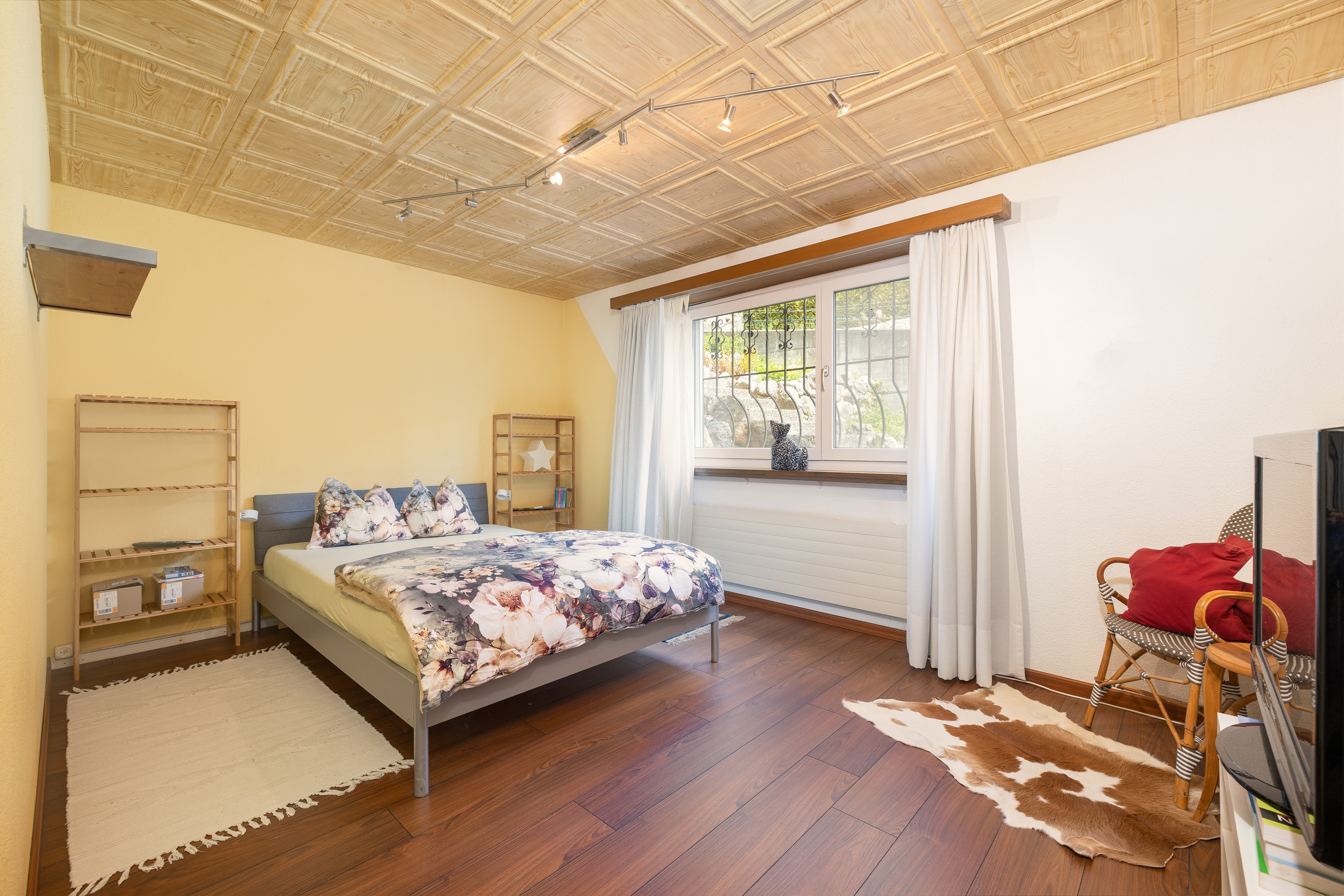 Helles Schlafzimmer mit Holzdecke