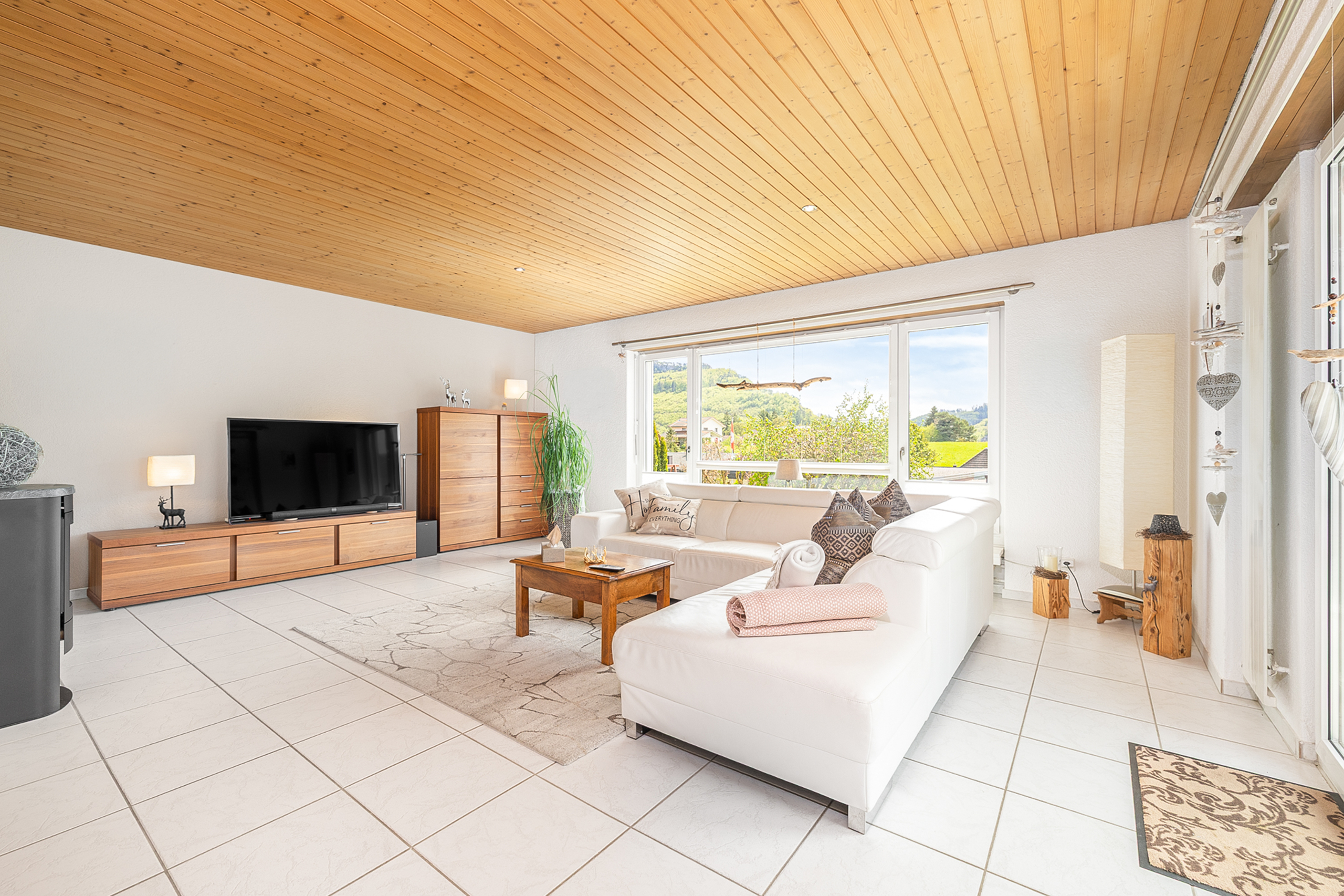 Helles Wohn- und Esszimmer mit Holzdecke