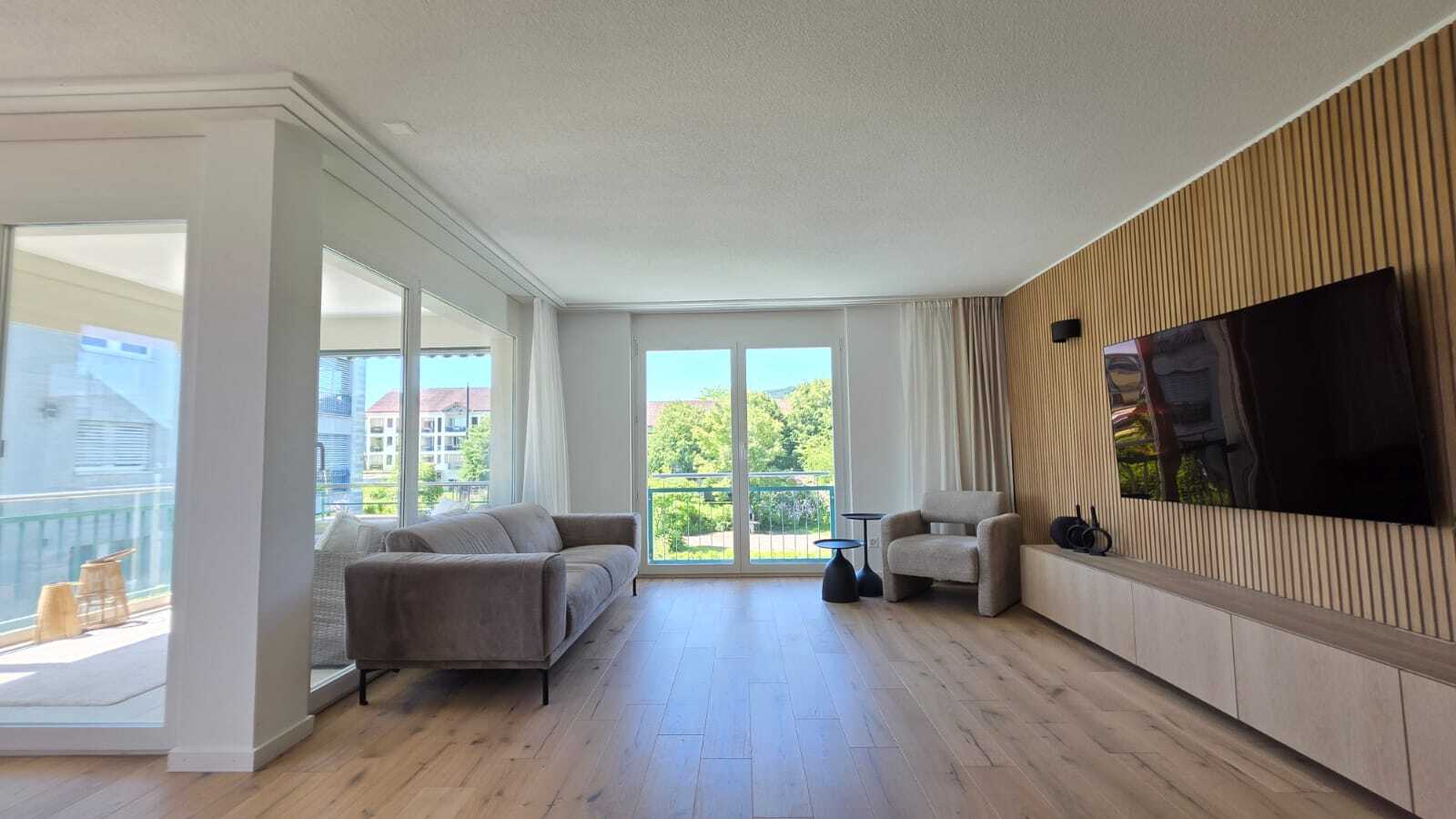 Heller Wohnraum mit Balkonblick
