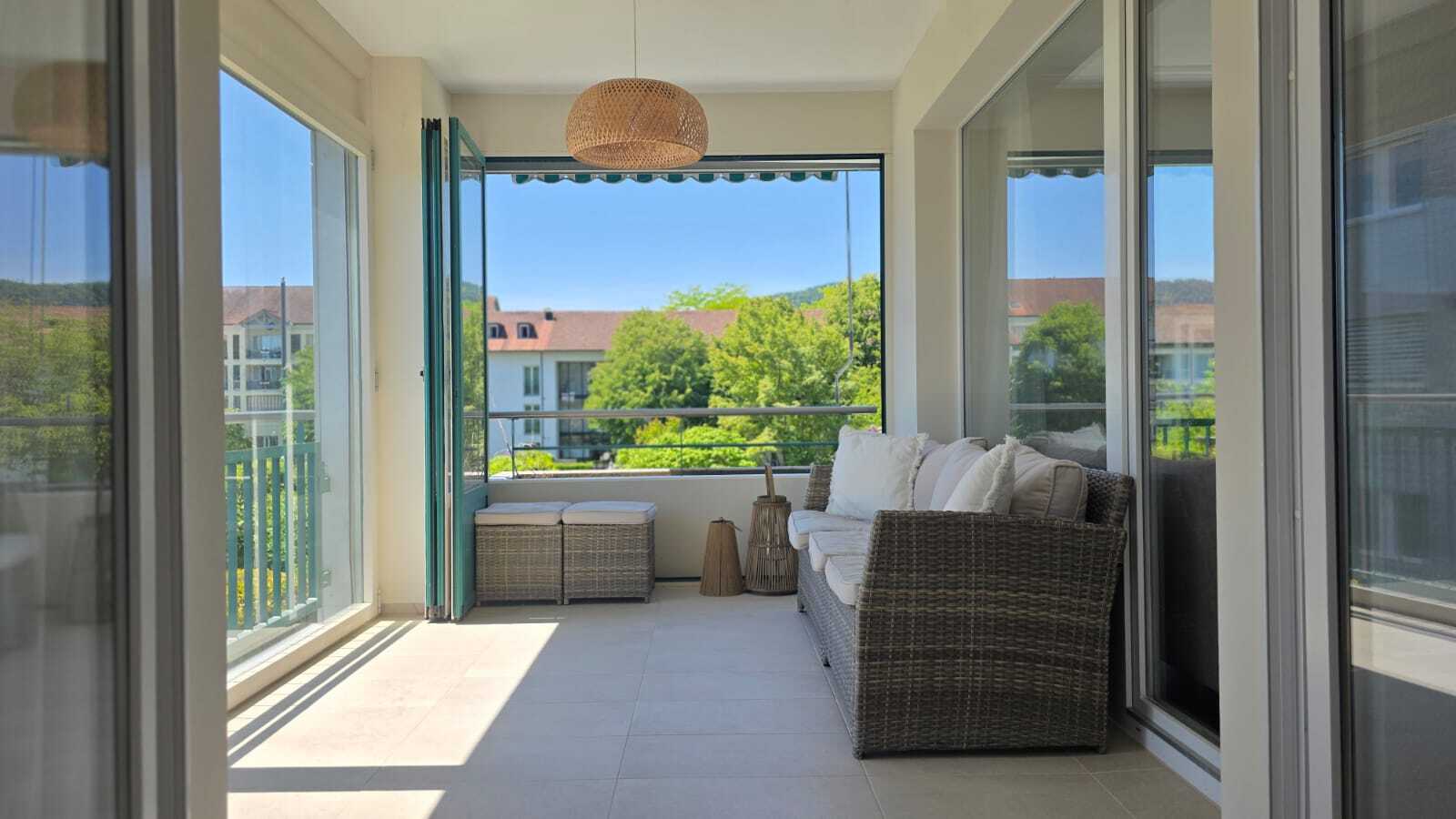 Überdachter Balkon mit Sitzbereich