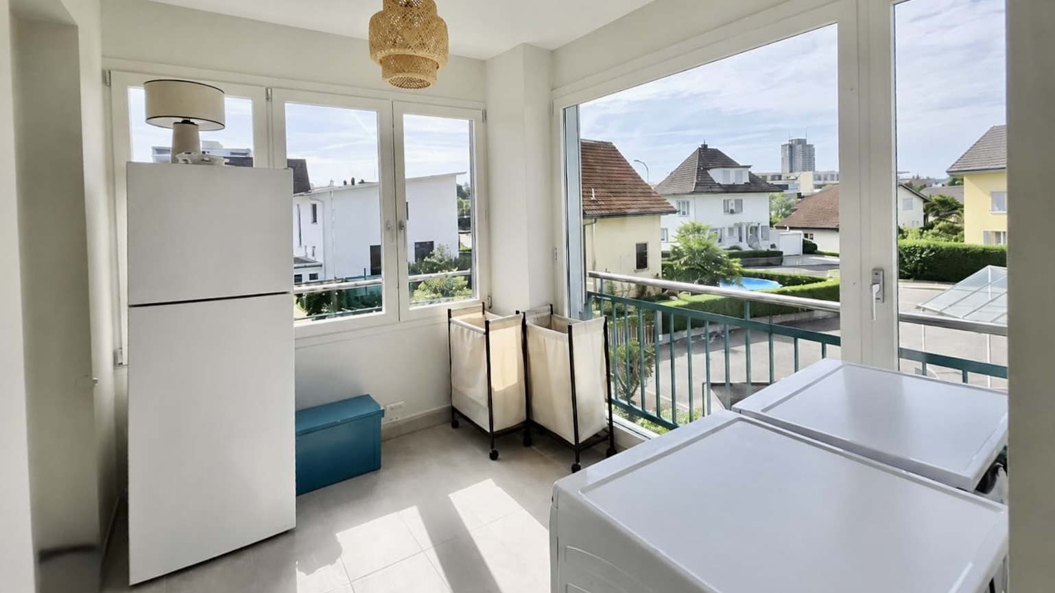 Heller Hauswirtschaftsraum mit Balkonblick