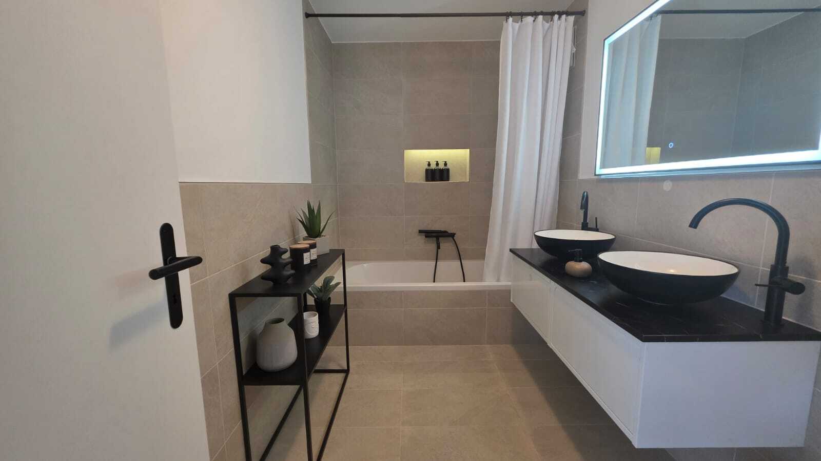 Modernes Badezimmer mit Doppelwaschtisch und Badewanne