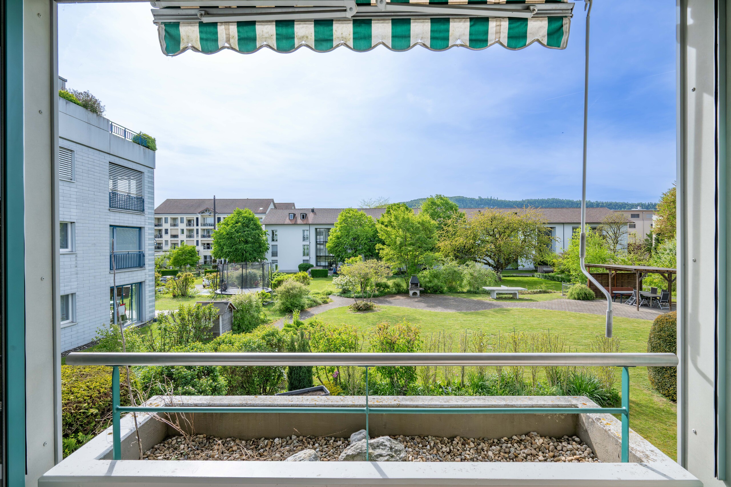 Balkonblick auf Wohnanlage und Grünfläche