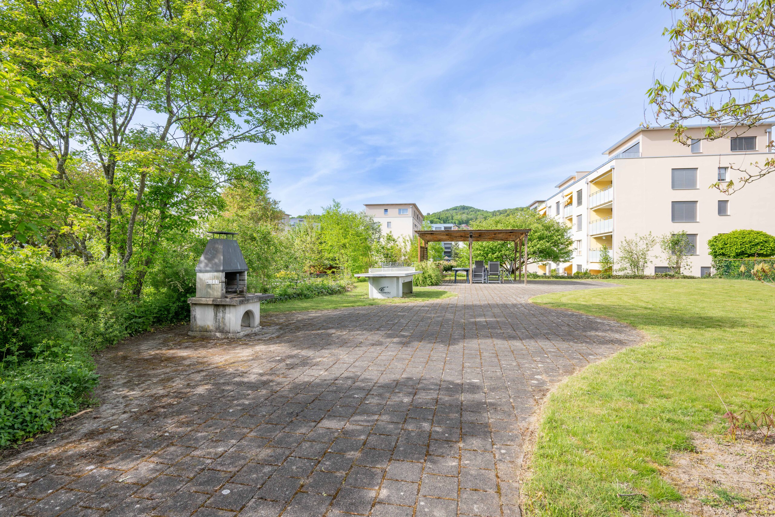 Gemeinschaftlicher Außenbereich mit Grill und Pergola