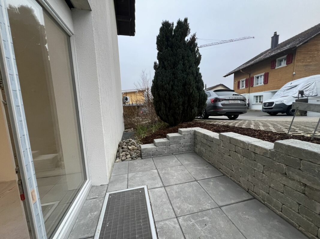 Außenbereich mit Terrasse und Zufahrt