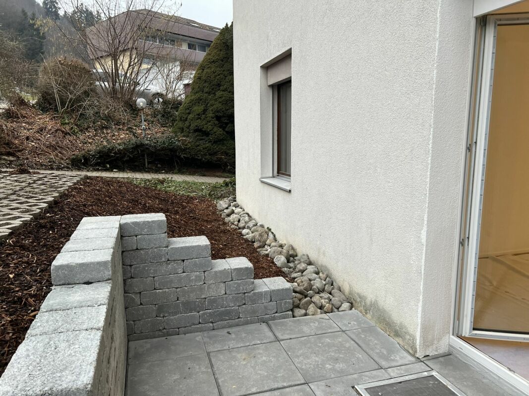 Außenansicht mit Garten- und Terrassenbereich