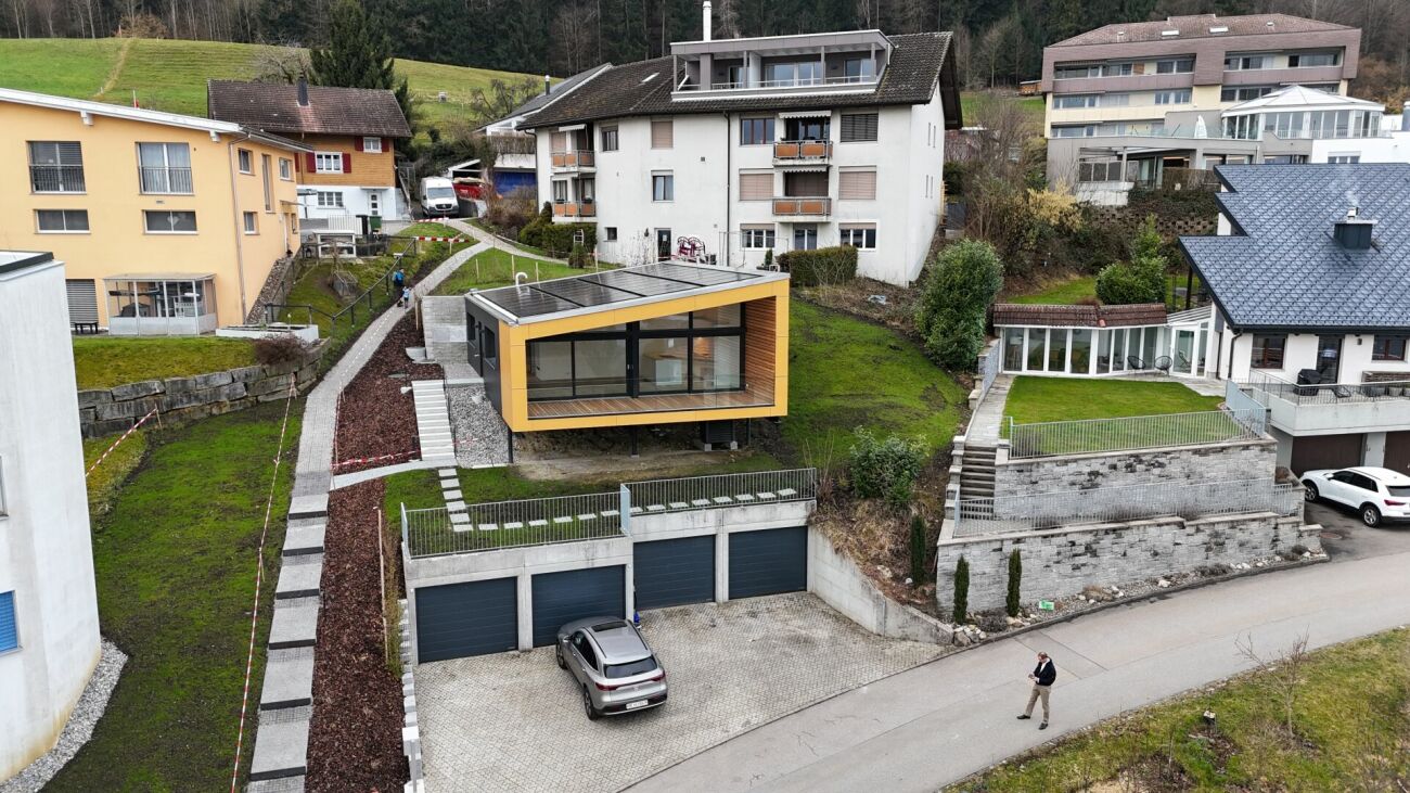 Moderne Hanglage mit kompaktem Anbau und Garage