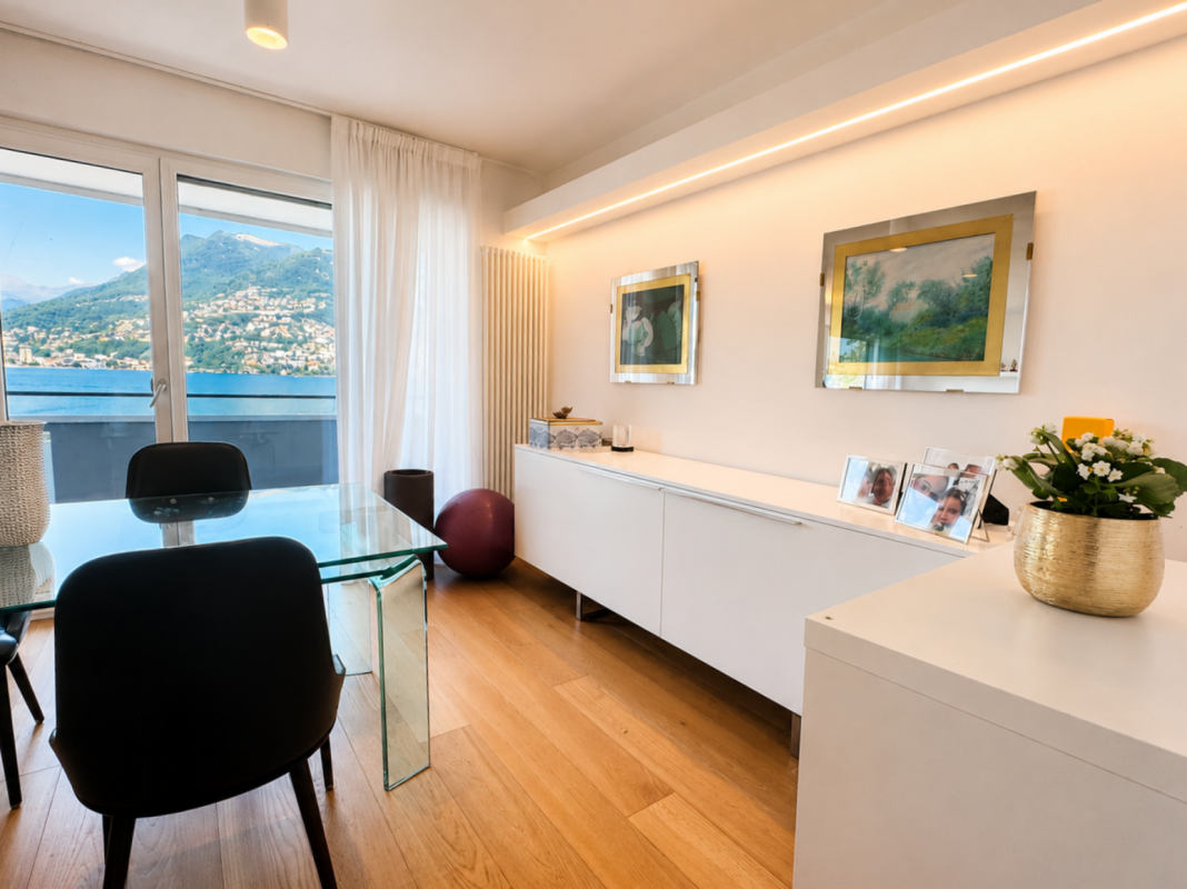 Helles Wohn- und Esszimmer mit Seeblick